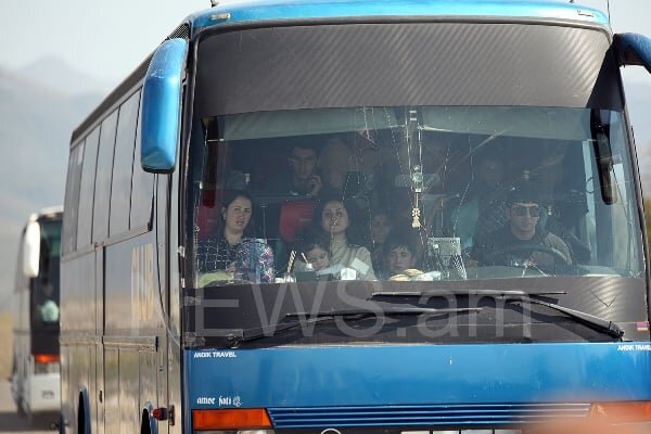 Кажется, что смотришь хронику событий давно минувших дней. Будто кто-то запустил старое кино, и оно вот-вот закончится. Но оно длится, длится, и длится… И эти лица.-8