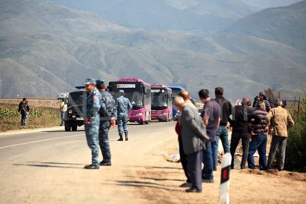 Кажется, что смотришь хронику событий давно минувших дней. Будто кто-то запустил старое кино, и оно вот-вот закончится. Но оно длится, длится, и длится… И эти лица.-7