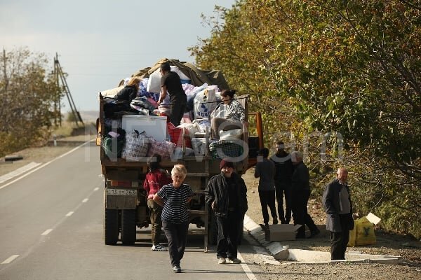 Кажется, что смотришь хронику событий давно минувших дней. Будто кто-то запустил старое кино, и оно вот-вот закончится. Но оно длится, длится, и длится… И эти лица.-13
