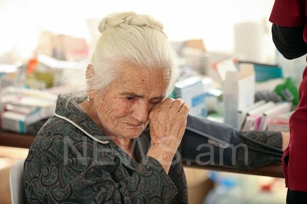 Кажется, что смотришь хронику событий давно минувших дней. Будто кто-то запустил старое кино, и оно вот-вот закончится. Но оно длится, длится, и длится… И эти лица.-9