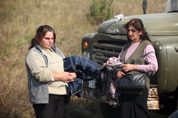 Кажется, что смотришь хронику событий давно минувших дней. Будто кто-то запустил старое кино, и оно вот-вот закончится. Но оно длится, длится, и длится… И эти лица.-14