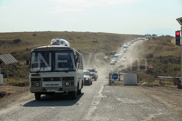 Кажется, что смотришь хронику событий давно минувших дней. Будто кто-то запустил старое кино, и оно вот-вот закончится. Но оно длится, длится, и длится… И эти лица.-17