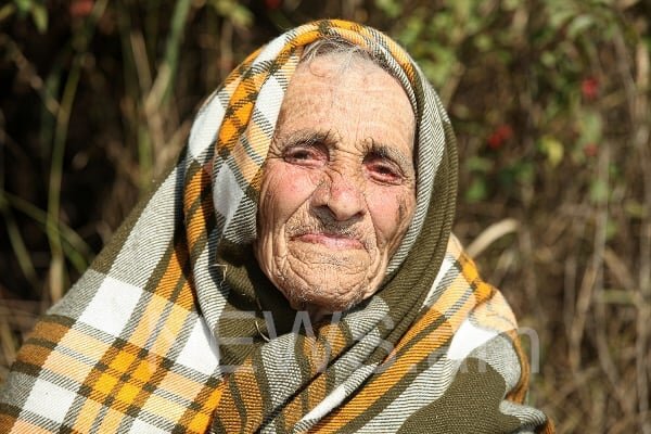 Кажется, что смотришь хронику событий давно минувших дней. Будто кто-то запустил старое кино, и оно вот-вот закончится. Но оно длится, длится, и длится… И эти лица.-15