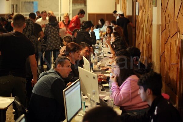 Кажется, что смотришь хронику событий давно минувших дней. Будто кто-то запустил старое кино, и оно вот-вот закончится. Но оно длится, длится, и длится… И эти лица.-19