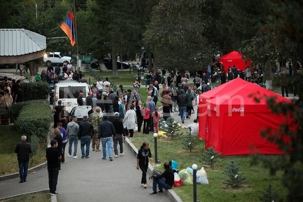 Кажется, что смотришь хронику событий давно минувших дней. Будто кто-то запустил старое кино, и оно вот-вот закончится. Но оно длится, длится, и длится… И эти лица.-18