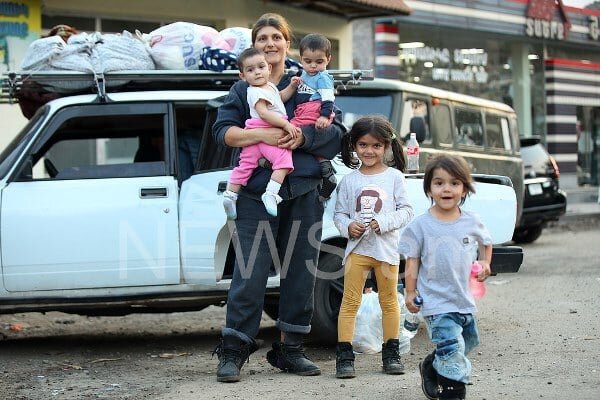 Кажется, что смотришь хронику событий давно минувших дней. Будто кто-то запустил старое кино, и оно вот-вот закончится. Но оно длится, длится, и длится… И эти лица.-21