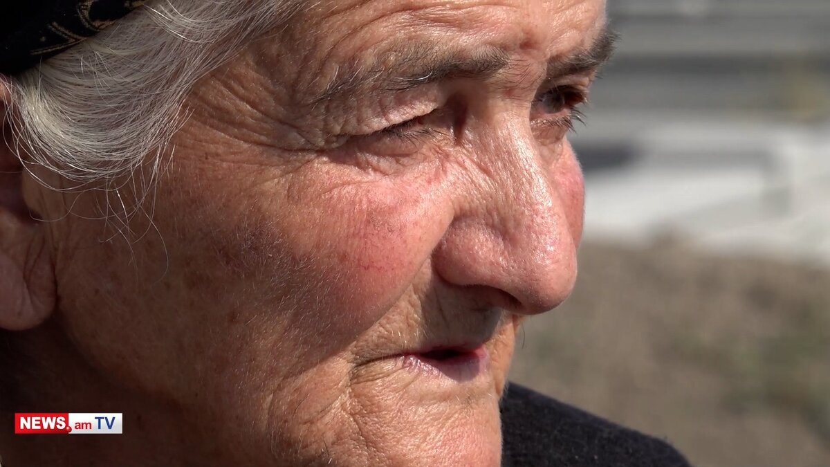 Кажется, что смотришь хронику событий давно минувших дней. Будто кто-то запустил старое кино, и оно вот-вот закончится. Но оно длится, длится, и длится… И эти лица.-24