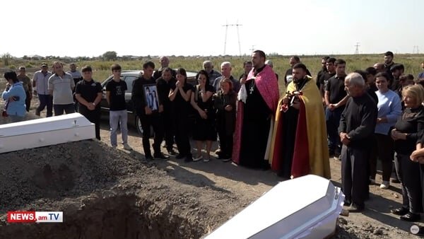 Кажется, что смотришь хронику событий давно минувших дней. Будто кто-то запустил старое кино, и оно вот-вот закончится. Но оно длится, длится, и длится… И эти лица.-23