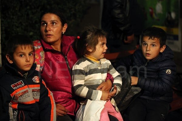 Кажется, что смотришь хронику событий давно минувших дней. Будто кто-то запустил старое кино, и оно вот-вот закончится. Но оно длится, длится, и длится… И эти лица.-22