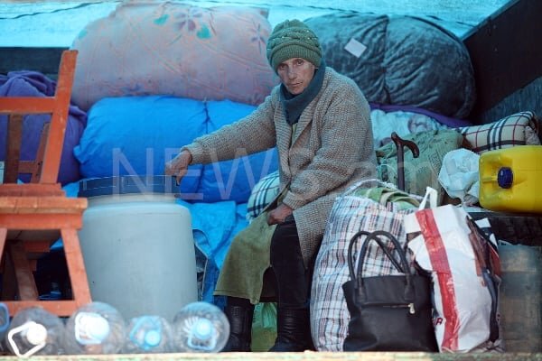 Кажется, что смотришь хронику событий давно минувших дней. Будто кто-то запустил старое кино, и оно вот-вот закончится. Но оно длится, длится, и длится… И эти лица.-25