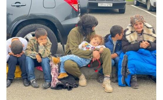 Кажется, что смотришь хронику событий давно минувших дней. Будто кто-то запустил старое кино, и оно вот-вот закончится. Но оно длится, длится, и длится… И эти лица.-16