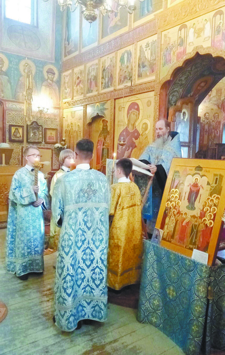 Алтарники на богослужении в Успенском храме в Демьянове, автор Кирилл Маценов