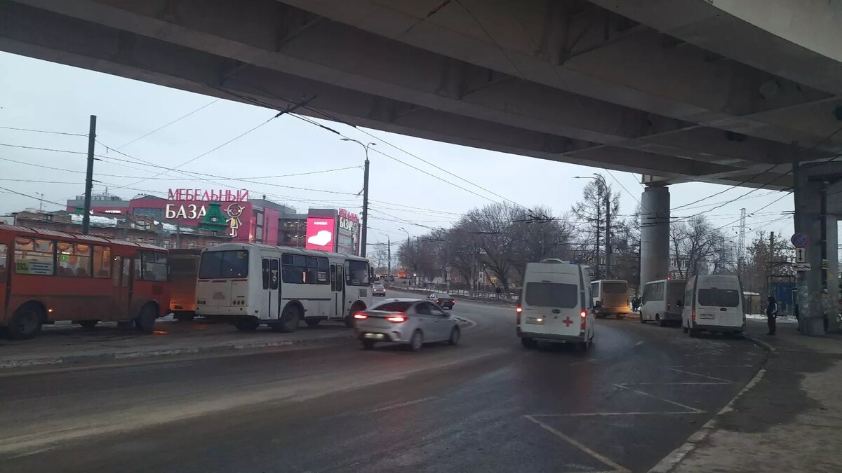     Нижегородцы пожаловались на бомжей на остановке «Тоннель Московского вокзала». Об этом они написали в соцсети.