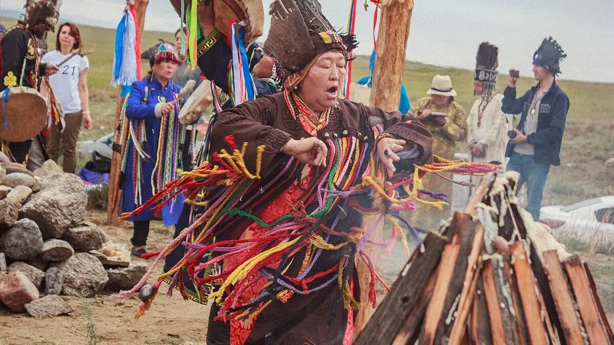     Шаманы юга России объявили, что регулярно проводят обряды для защиты Ростова-на-Дону, приграничных к Украине территорий и российских военных, об этом рассказала верховный шаман Южного федерального округа (ЮФО), представитель верховного шамана РФ Алена Муравьева.