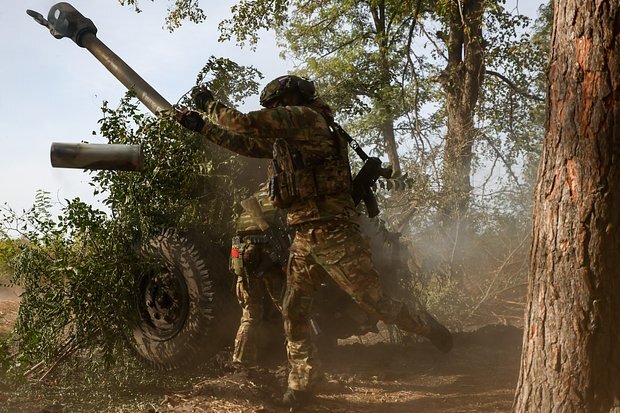    Работа расчета гаубицы «Д-30» на краснолиманском направлении. Фото: Александр Река / ТАСС