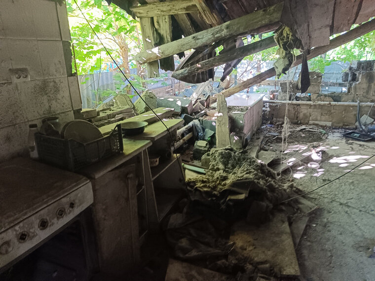    Разрушения в некогда жилом доме в ДНР