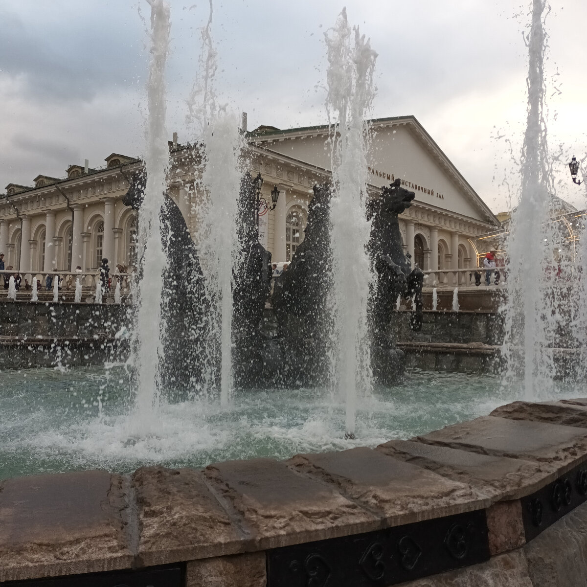 Фонтан "Гейзер"или "Времена года".