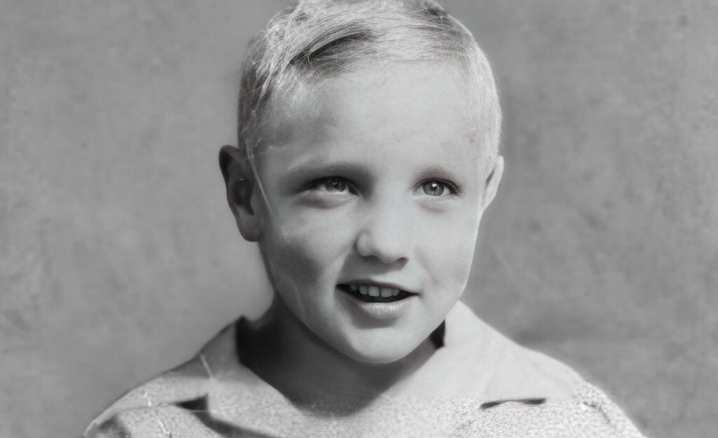  Элвис маленький, а "фирменная" ухмылочка уже есть