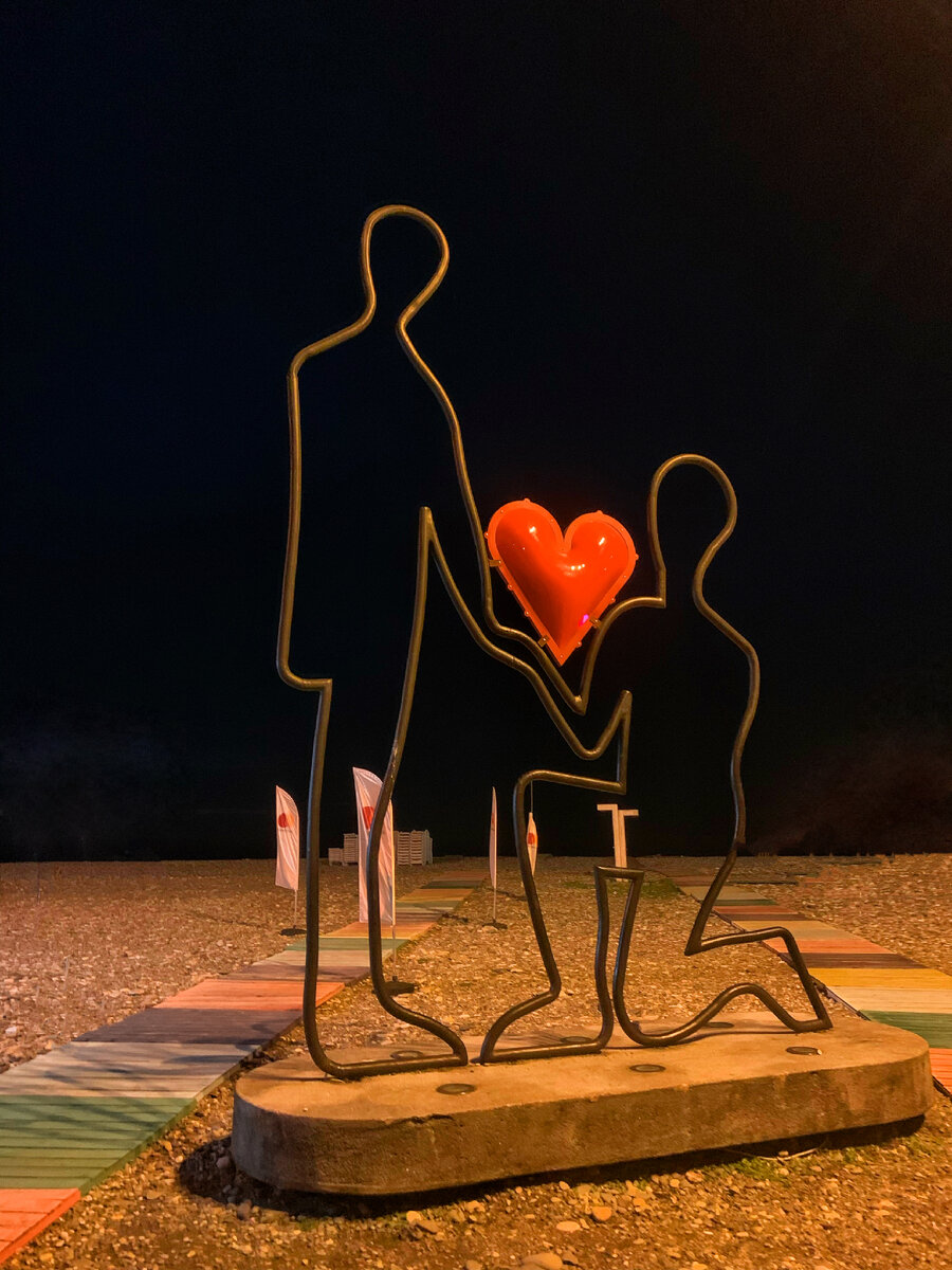 Эту фоточку я сделала на набережной в Батуми в прошлом октябре 