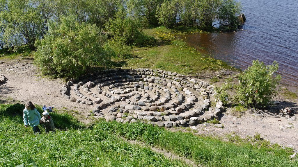 Каменный лабиринт на берегу Северной Двины. Новодел, однако очень похожий на правду