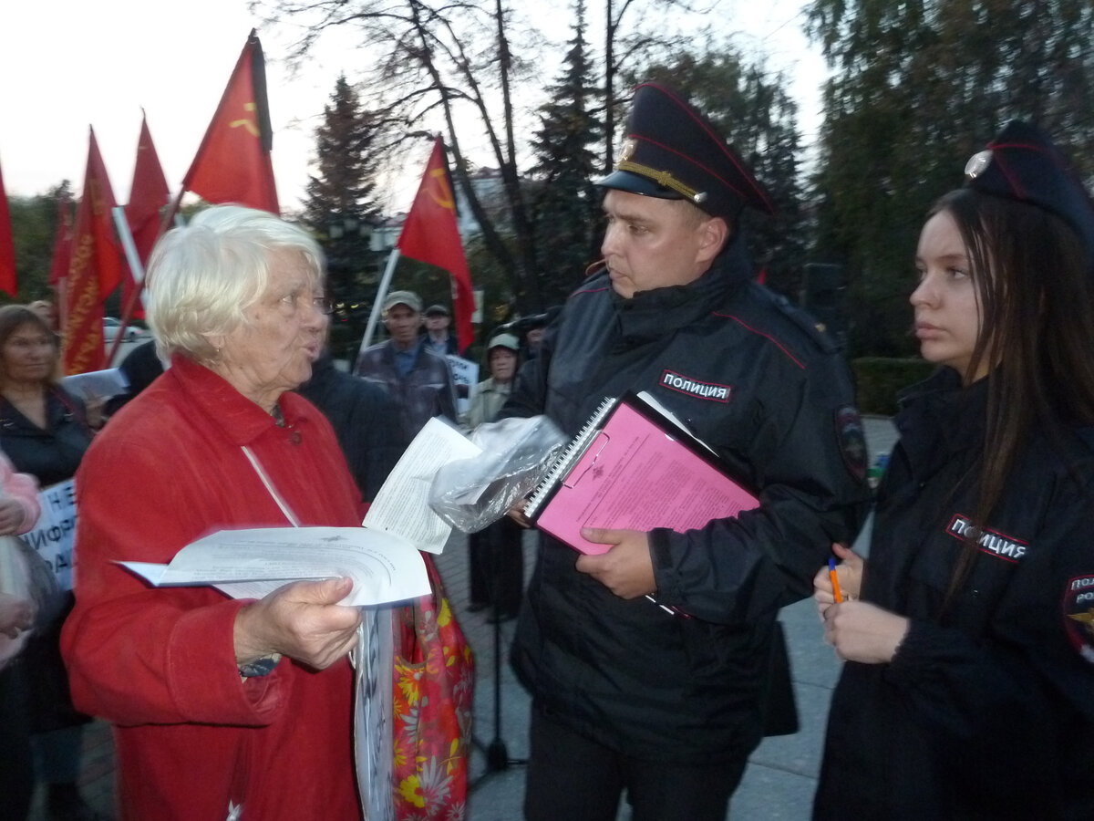 Полицейские докапывались до председателя собрания В.Н. Мининой