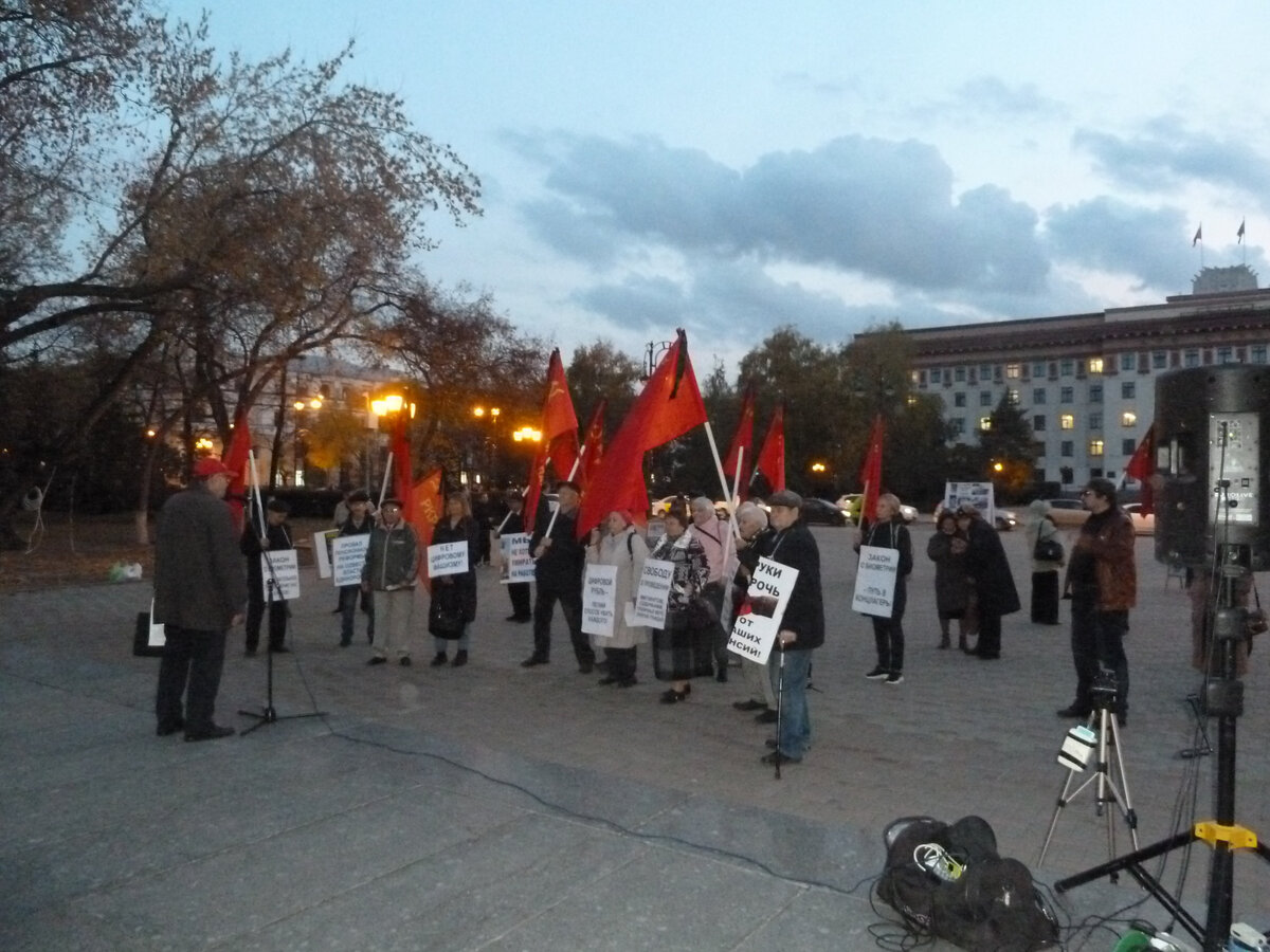 Участники собрания слушают выступление А.К. Черепанова