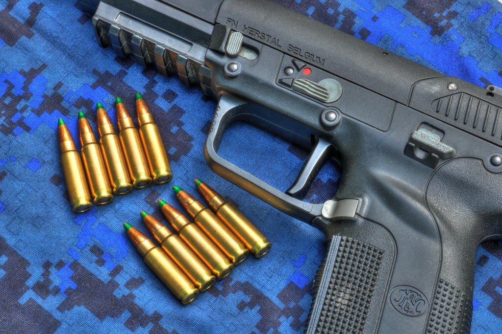 Five 7. FN 57 пистолет. Файв Севен патроны. Five Seven пистолет. Пистолет ФН 5-7.