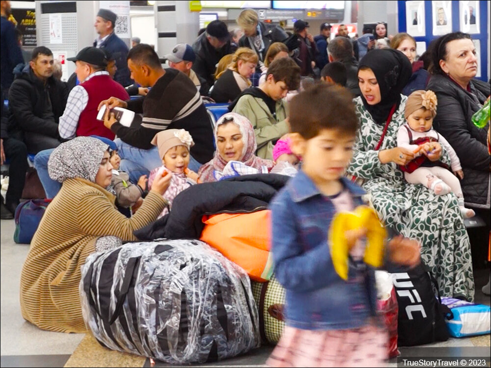 Всем привет! Толпа людей, кричащие дети, куча сумок и чемоданов - так выглядит типичная посадка на рейс в Узбекистан.