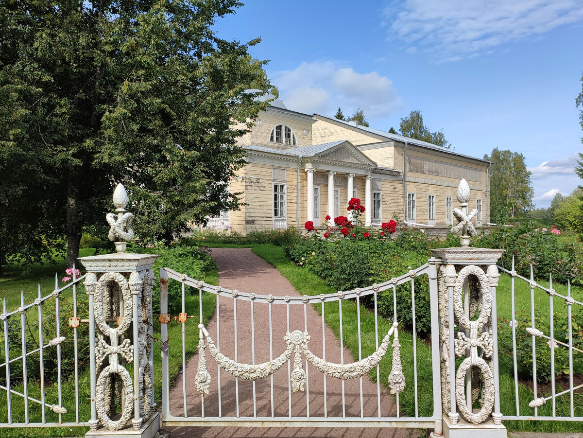 Вход справа, а это просто красивые ворота