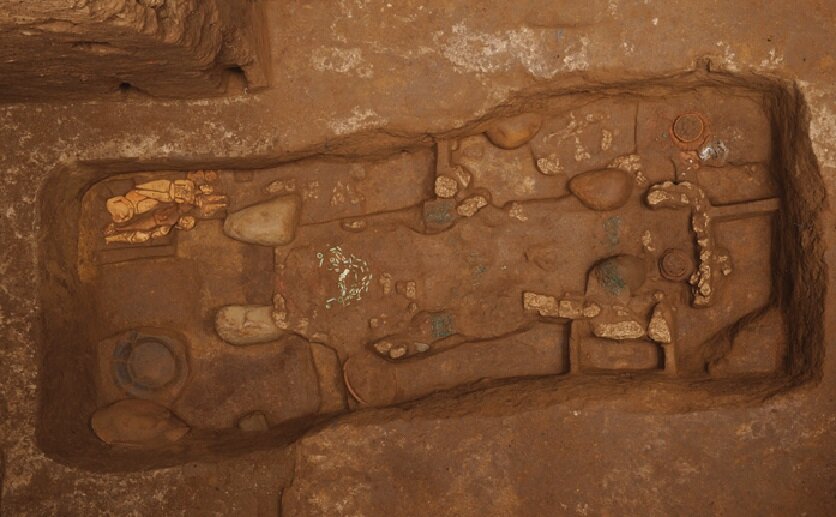 В глубине кургана лежал ранний правитель майя, украшенный сотнями нефритовых бусин на груди, лодыжках и запястьях, что свидетельствовало о его высоком статусе в этом и следующем мире. Вокруг него стояли украшенные керамические тарелки и необычные статуэтки.