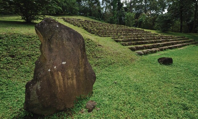 Ступени ведут на вершину платформы в Такалик-Абах, где находится более 300 каменных памятников, сочетающих стили майя и ольмеков.
