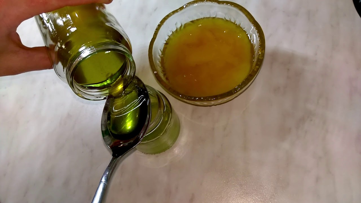 Смазать оливковым маслом. Мазь из меда с прополисом. Масло прополиса. Прополис и мед от кашля. Подсолнечное масло с прополисом.