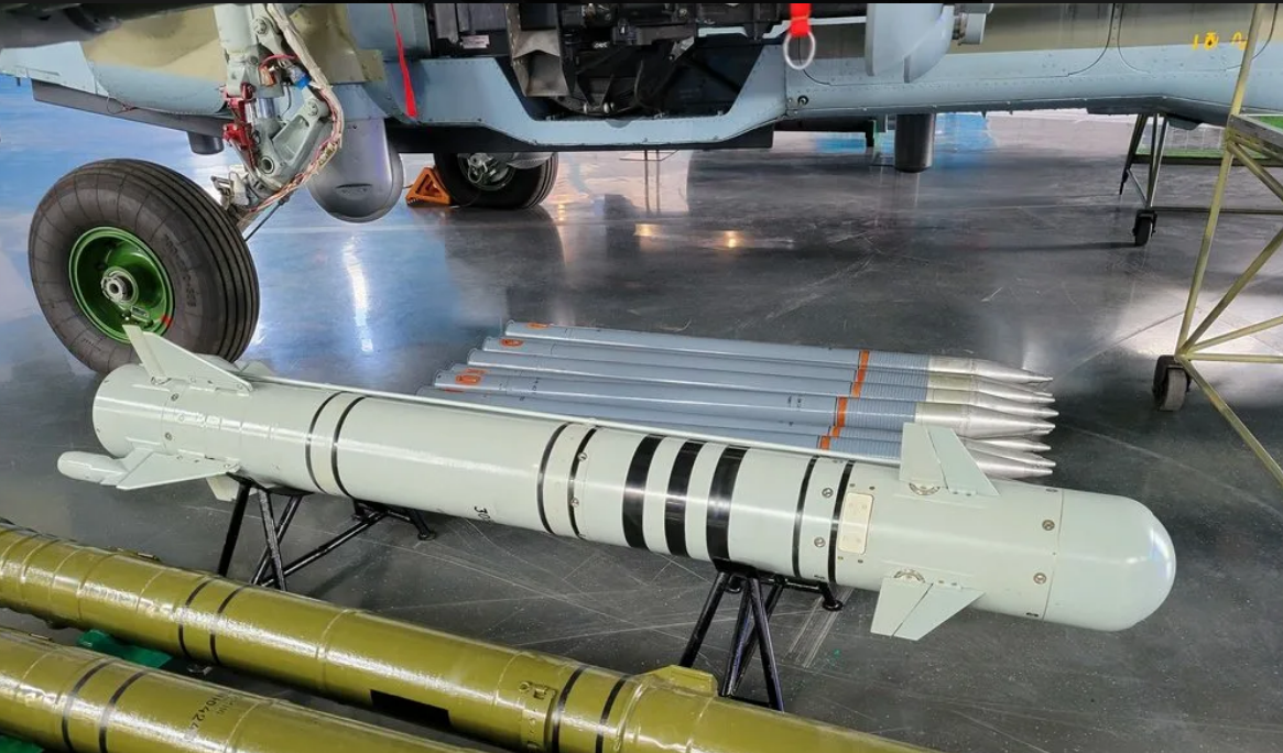 В августе появилась первая серийная машина Ка-52 с 4 пусковыми установками ракеты ЛМУР. Дальность её действия более 14 км, боевая часть 25 кг, точность ювелирная. Фото КТРВ