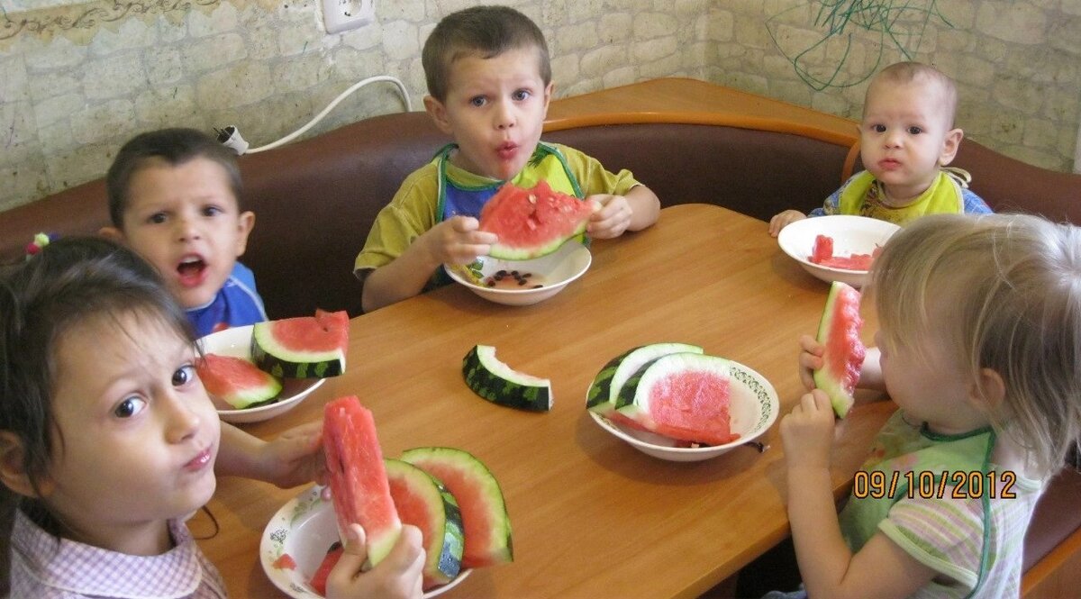 Фото из другого конца кухни😆. Узнаёте кого-нибудь? 