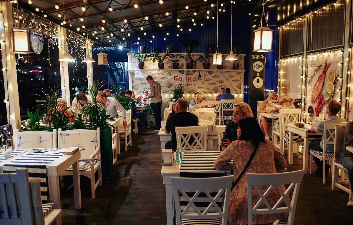 Экстерьер и интерьер ресторана «Баркас» оформлены в морском стиле, а официанты ходят в тельняшках. Источник фото: Яндекс Карты. Автор: Даша Виноградова