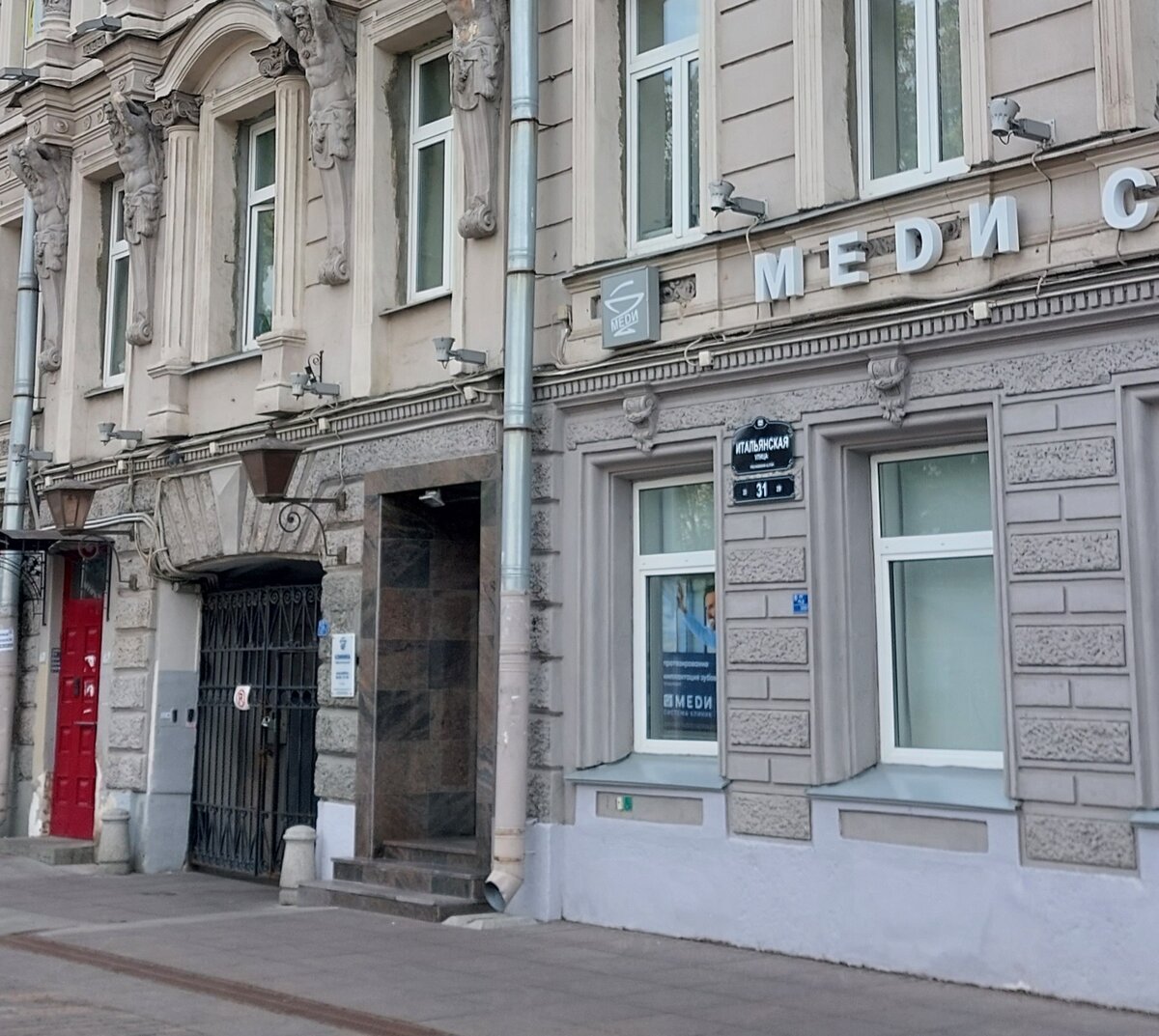 Фото автора Итальянский дворик в Петербурге Слева за решеткой вход во двор