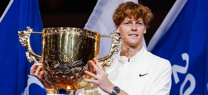 Янник Синнер с трофеем за победу в финале Открытого чемпионата Китая по теннису в Пекине, 2023 год © Соцсети Янника Синнера
