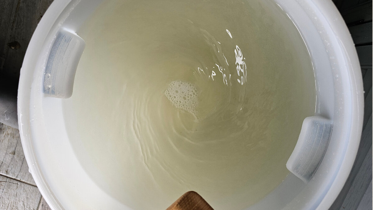 Перемешать сахар можно как ручным способом, так и механическим. 