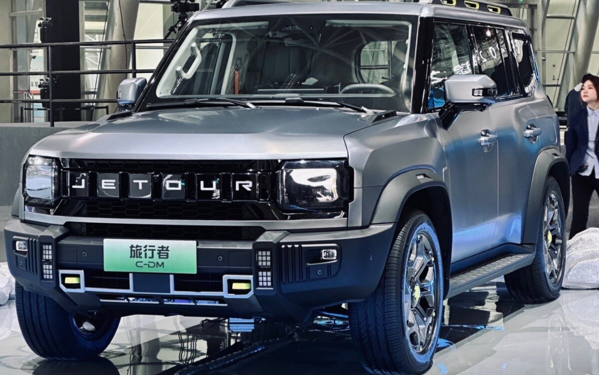 На фото: Гибридный кроссовер Jetour Traveler C-DM