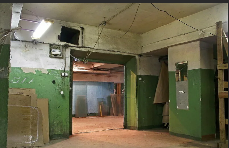 только пол у нас в общаге  земляной