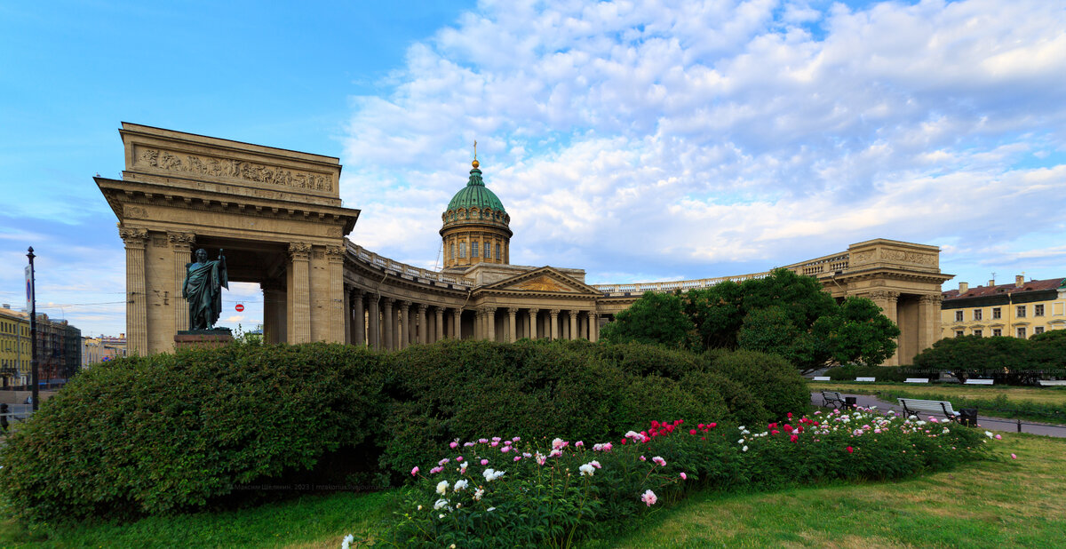 1. Казанский собор, панорама из двух горизонтальных кадров.