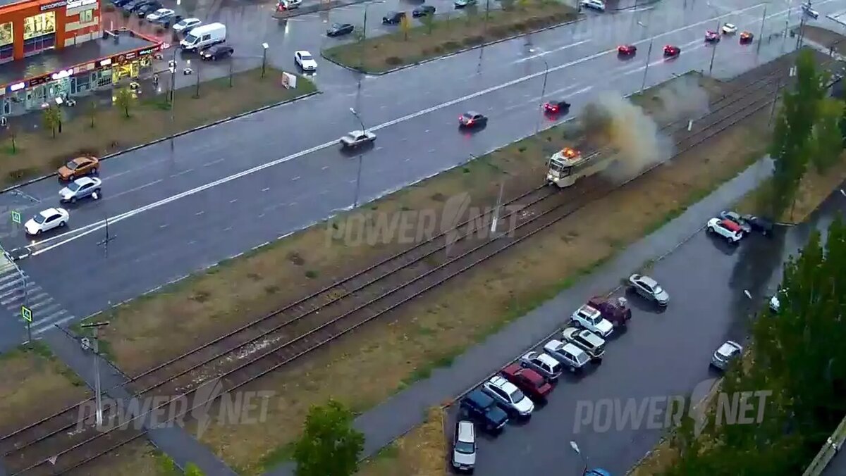     Трамвай №4а полыхал в новой части города-спутника Волгограда. Вагон загорелся прямо на ходу, по словам очевидцев.