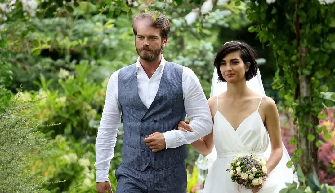 Као што знате, одабир глумачке екипе је веома тежак задатак, јер је једна од компоненти успеха пројекта хармоничан серијски пар.  Стога се, пре свега, главне улоге нуде познатим глумцима.