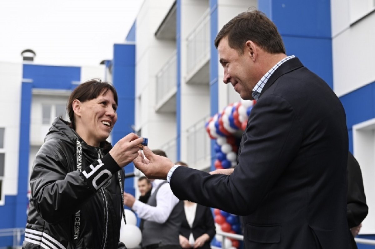    Для погорельцев Сосьвы были построены трёхэтажный дом и 32 индивидуальных коттеджа.