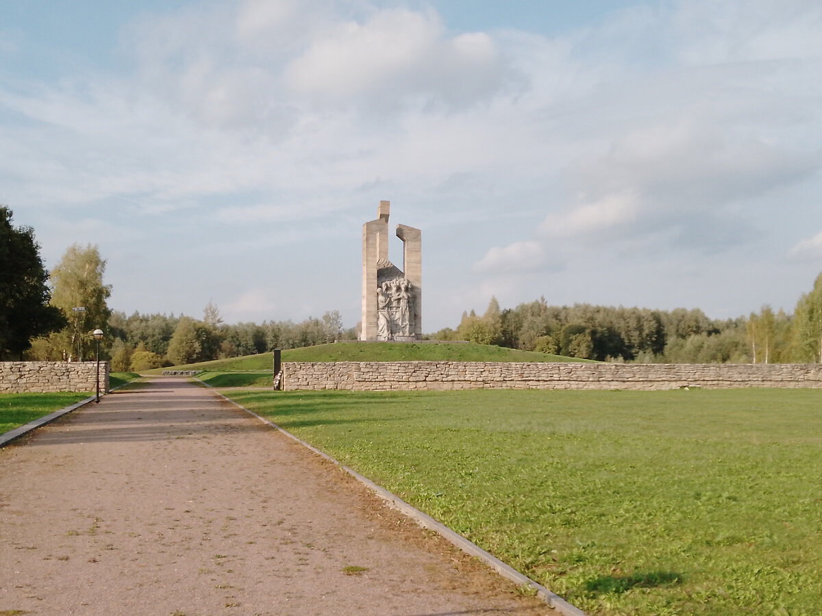 Памятник на месте захоронения военнопленных в концлагере "Дулаг-100" Фото автора.