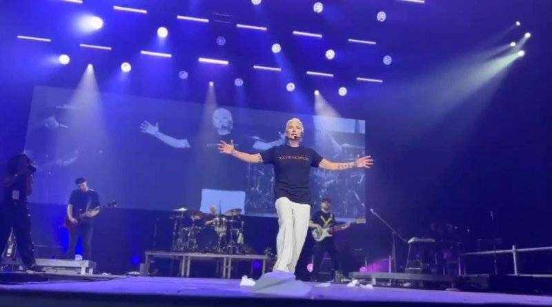 Диана Арбенина и Ночные снайперы на концерте в Екатеринбурге. Фото: Кадр из видео с личного Телеграм-канала Арбениной.