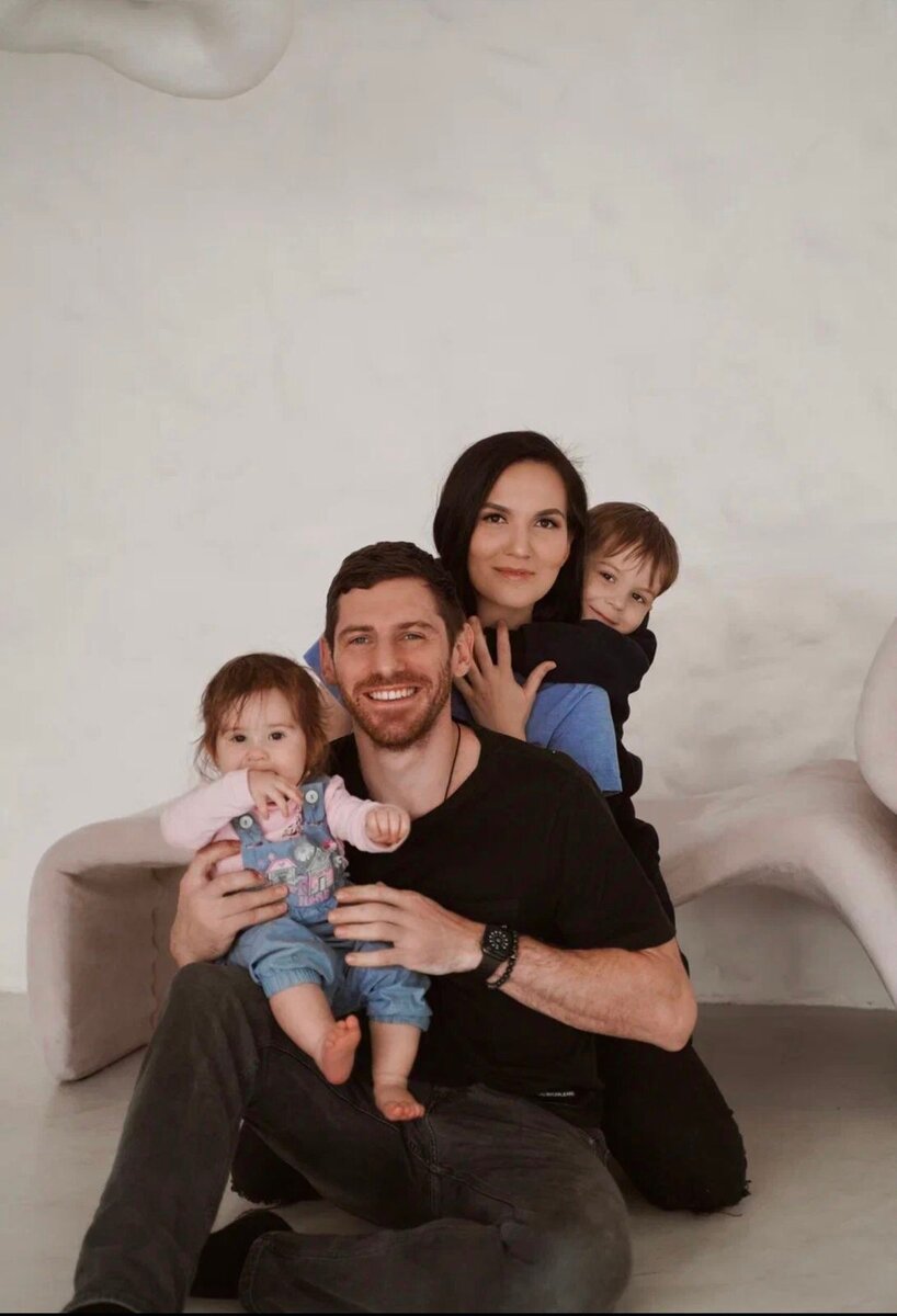 С женой Евгенией и детьми Богданом и Владиславой