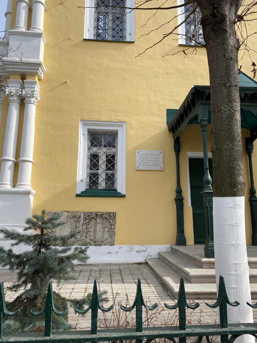 Памятная табличка с датой основания храма (XVIII в.)