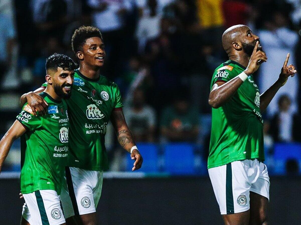    Футболист клуба "Аль-Иттифак" Мусса Дембеле (справа)© Фото : Пресс-служба SPL