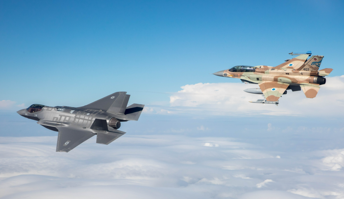 Наибольших успехов в эксплуатации Ф-35 достигли израильтяне, и сами вложившие немалые деньги и собственные ноу-хау в этот проект. Но и здесь речь идет об обычных кустарных дронах. Фото ВВС Израиля